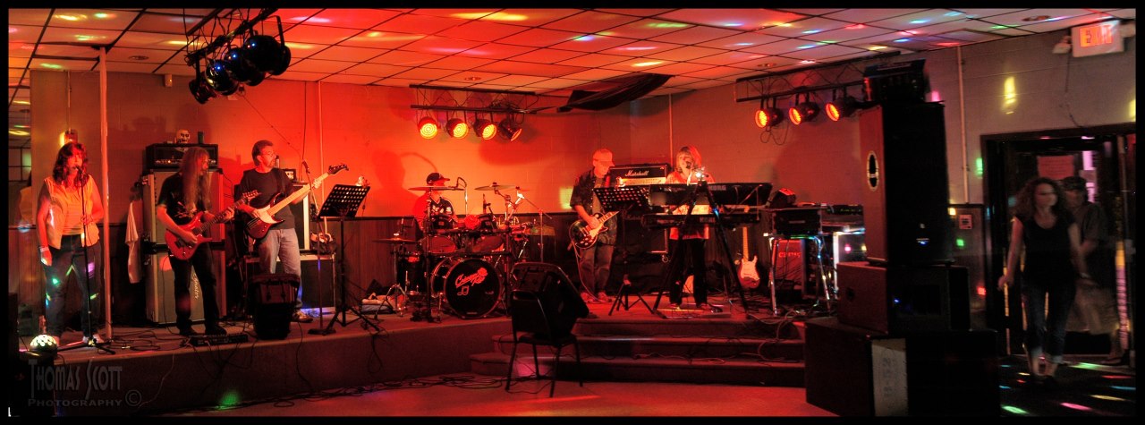 Louie's Bar & Grill Crimson Rose Band
